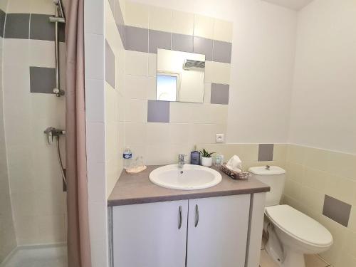 a bathroom with a sink and a toilet at Bar des Amis in Villars