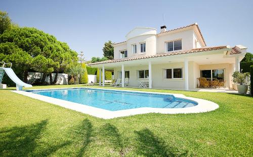 R11 Casa Blanca con gran jardin y piscina