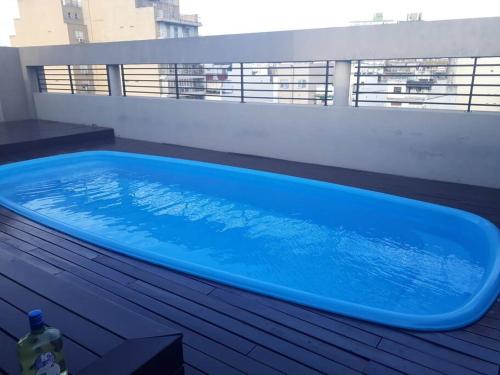 bañera de hidromasaje azul en el balcón en Departamento en Caballito con Sauna y Pileta,en Caballito en Buenos Aires