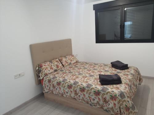 Un dormitorio con una cama con una bolsa. en Modern & sunny apartment near Valencia, en Paiporta