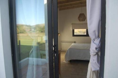 uma porta para um quarto com vista para um quarto em Hospedaje Sierra del Tigre II em Tandil