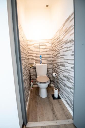 a bathroom with a toilet in a room at Aux portes de Lyon Tout confort emplacement idéale Netflix in Givors