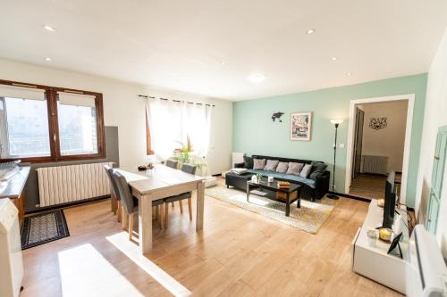 a living room with a table and a couch at Aux portes de Lyon Tout confort emplacement idéale Netflix in Givors