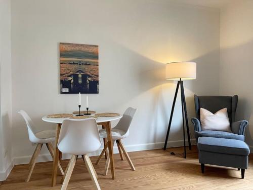 a dining room with a table and chairs at Modern und ruhig in Elmshorn in Elmshorn