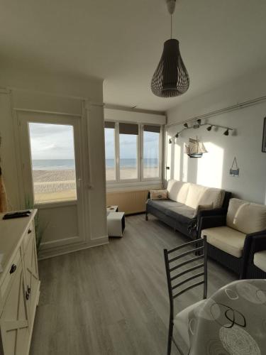 un salon avec un canapé et une table dans l'établissement Vue imprenable sur la mer depuis notre appartement 