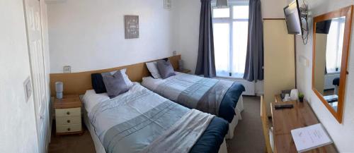 Habitación de hotel con 2 camas y TV en Stepping Stones, en Lincolnshire