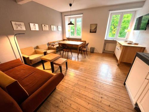 諾伊馬根–德赫龍的住宿－Ferienlodge von Scotti，客厅配有沙发和桌子