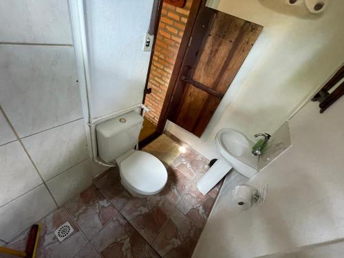 un piccolo bagno con un water e un lavandino di Suíte aconchegante Chalé do cerrado na Villa de São Jorge, venha viver essa experiência!! a Alto Paraíso de Goiás