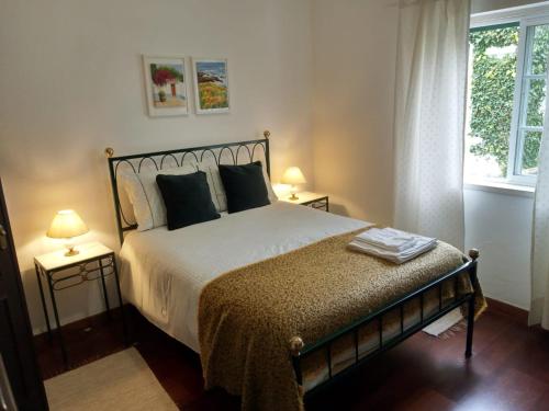 エリセイラにあるLike-home Casa da Heraのベッドルーム1室(大型ベッド1台、ランプ2つ付)