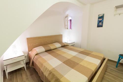 een slaapkamer met een bed en een nachtkastje en een bed sidx sidx sidx sidx bij Apartment Veterani in Cefalù