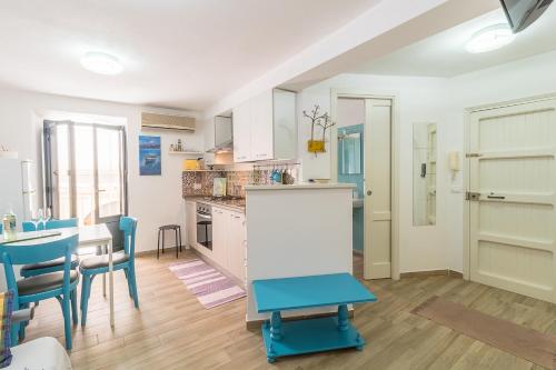 een keuken en eetkamer met een tafel en stoelen bij Apartment Veterani in Cefalù