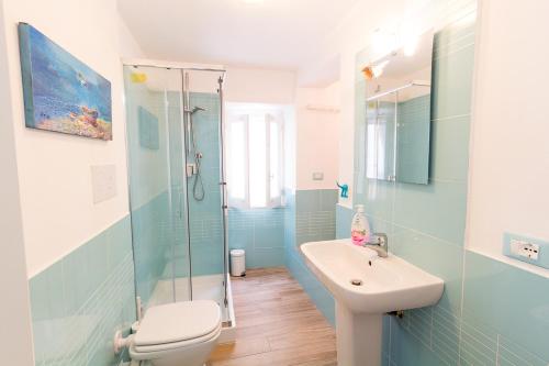 ein Bad mit einem WC, einem Waschbecken und einer Dusche in der Unterkunft Apartment Veterani in Cefalú