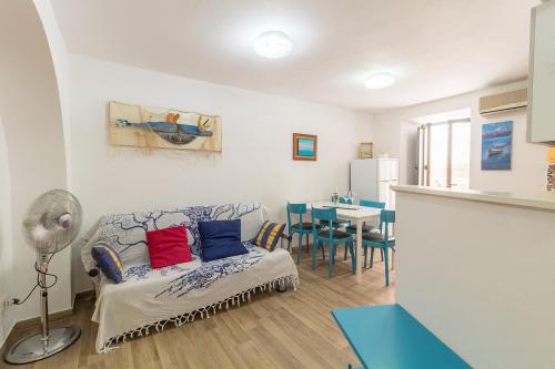 een woonkamer met een bank en een tafel bij Apartment Veterani in Cefalù