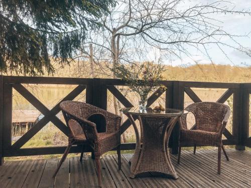 2 chaises et une table sur une terrasse en bois dans l'établissement Dom pod gruszą, à Klepnica