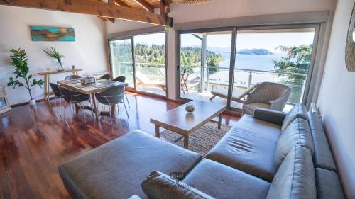 sala de estar con sofá y mesa en Departamento con Vista Panorámica al Lago en San Carlos de Bariloche