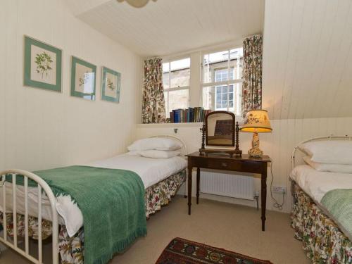 ノース・バーウィックにあるWest Links Viewのベッドルーム1室(ベッド2台、鏡付きテーブル付)