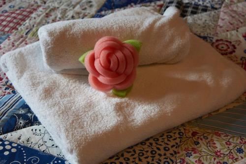 a pink rose on top of a white towel at Casa rural La Rosa de Llerena in Llerena