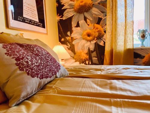 a bedroom with a bed with flowers on the wall at Skuespiller Centralen in Viborg