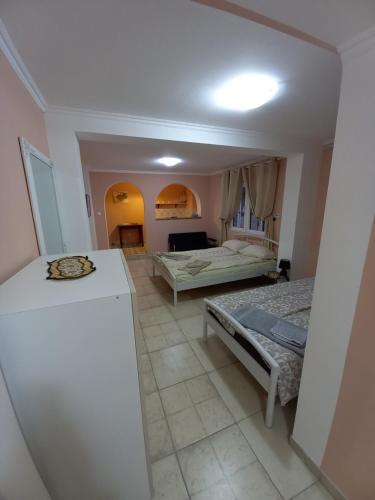 uma sala de estar com duas camas e uma mesa em Muzička Kutija em Jagodina