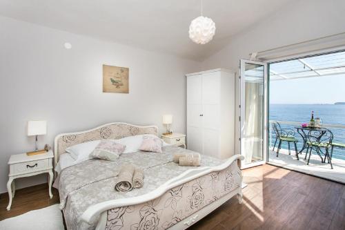 米利尼的住宿－米里亞娜別墅公寓，一间卧室设有一张床,享有海景