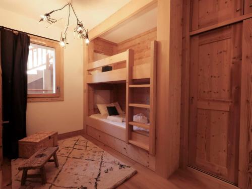 Cette chambre dispose de lits superposés et d'une fenêtre. dans l'établissement Chalet Léa · Ski-in/Ski-out · Wifi Gratuit · Jacuzzi · Sauna · Parking Couvert · 6 Personnes - FR-1-344-803, à Saint-Martin-de-Belleville