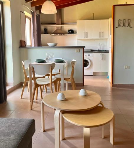 una cucina e una sala da pranzo con tavolo e sedie di Ático Parque a San Sebastián de la Gomera