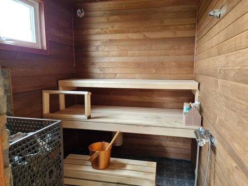 Varangerbotn的住宿－Nyt sauna under nordlyset, kort avstand fra Varangerbotn，配有2张双层床的木制桑拿浴室