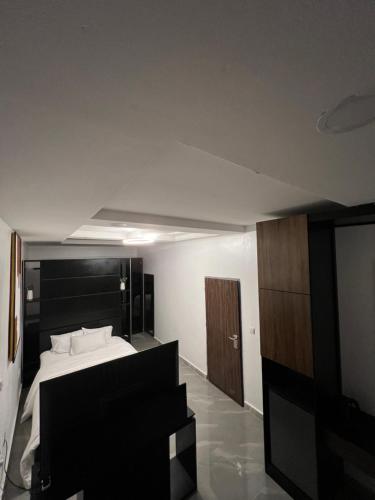 um quarto com uma cama com uma cabeceira preta em 93 Homes and Residence (Shortlet Apartment in Abuja) em Abuja