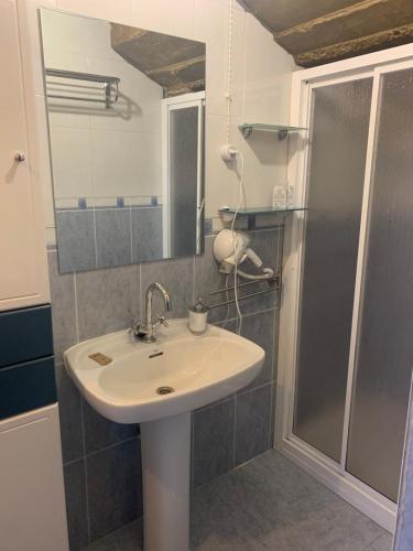 W łazience znajduje się umywalka i prysznic. w obiekcie El Pajar de Ondina 179 w mieście Cudillero