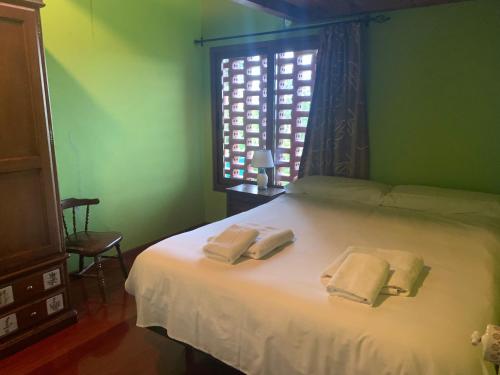 een slaapkamer met een bed met twee handdoeken erop bij El Pajar de Ondina 179 in Cudillero