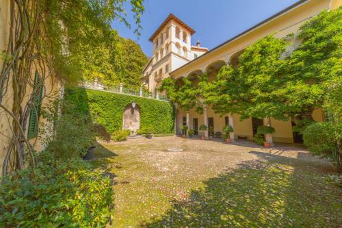 un cortile di un edificio con una torre sullo sfondo di Palazzo Ronchelli a Castello Cabiaglio