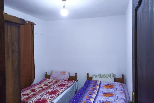 twee bedden naast elkaar in een kamer bij a lovely cozy flat by the sea in Alexandrië
