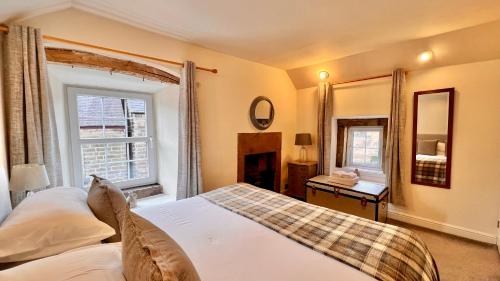 Un dormitorio con una cama grande y una ventana en Gate Cottage, en Matlock
