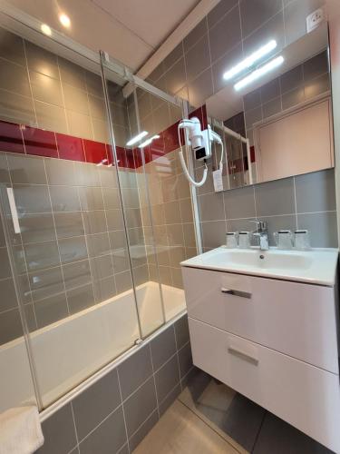 a bathroom with a shower and a sink at Hôtel Aragon - Centre ville gare in Perpignan