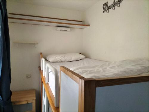 Tempat tidur dalam kamar di Studio 4P Vue Mer Calme Cap Esterel