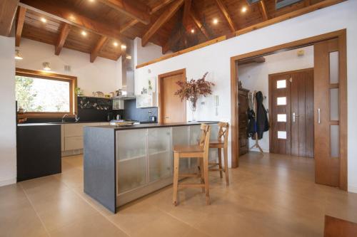 Η κουζίνα ή μικρή κουζίνα στο Catalunya Casas Infinity pool and views 20min to Barcelona