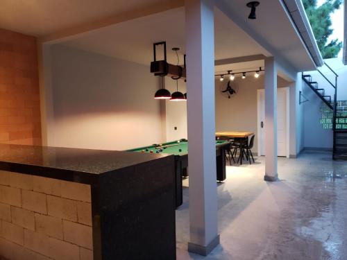 - une salle à manger avec un billard et une table de ping-pong dans l'établissement House 19, à Balneário Camboriú