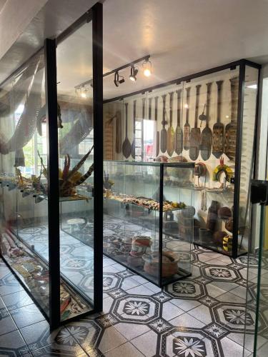 a display case in a store with food on display at Pousada Do Suiá in Arraial do Cabo