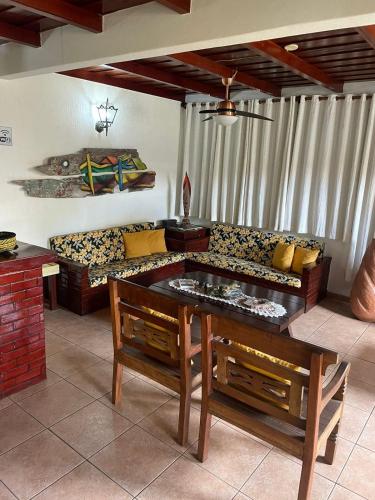 a living room with a couch and a table at Pousada Do Suiá in Arraial do Cabo