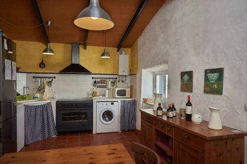 a kitchen with a stove and a dishwasher at Casa rural La Rosa de Llerena in Llerena