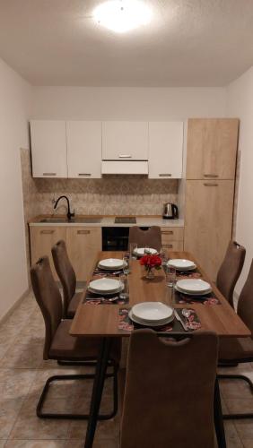 une cuisine avec une table en bois et des chaises ainsi qu'une salle à manger dans l'établissement Apartman B&Đ Split, à Split