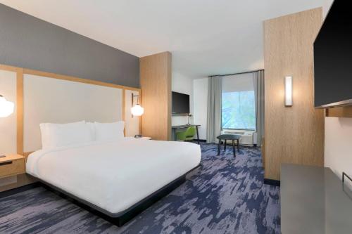 ein Hotelzimmer mit einem Bett und einem Schreibtisch in der Unterkunft Fairfield by Marriott Inn & Suites Cape Coral North Fort Myers in Cape Coral