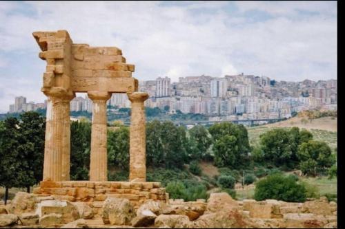 a monument with a city in the background at villetta a 100 mt dalla spiaggia in Eraclea Minoa