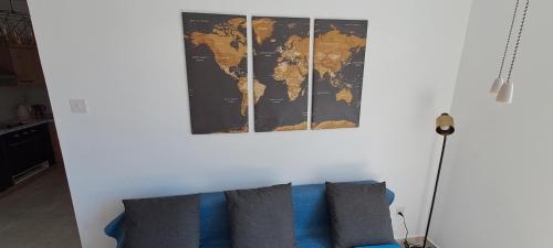 Ruang duduk di Renovated 2 bedroom Apartment in light house beach