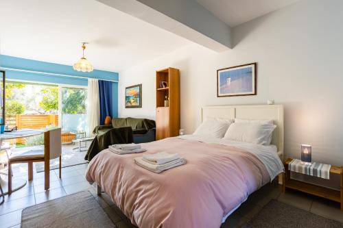 een slaapkamer met een bed en een woonkamer bij Serenity and Relaxing Studio in Kalamata