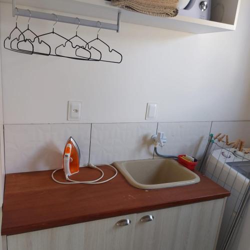 un bancone della cucina con lavandino e specchio di Casa Bouganville a Monte das Gameleiras