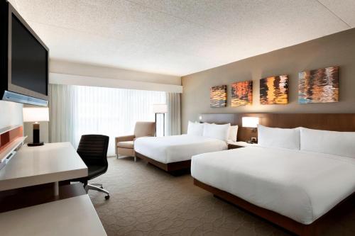 Delta Hotels by Marriott Saint John في سانت جون: غرفة فندقية بسريرين وتلفزيون بشاشة مسطحة
