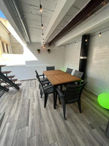 einen Konferenzraum mit einem Holztisch und Stühlen in der Unterkunft Apartamento St Zenon in Arenys de Mar