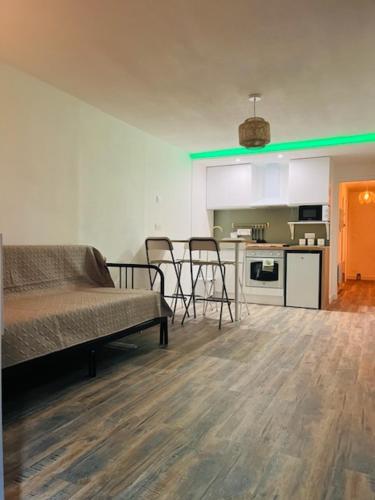 un salon avec un canapé et une cuisine dans l'établissement Perle rare acces direct a la plage, à Carnon-Plage