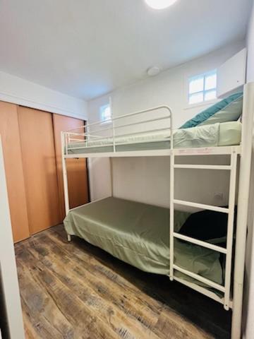 une chambre avec deux lits superposés dans une pièce dans l'établissement Perle rare acces direct a la plage, à Carnon-Plage